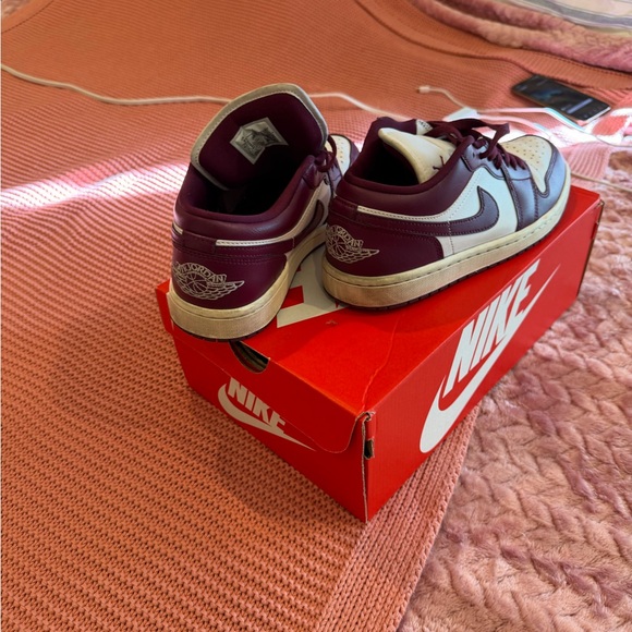 Nike Women's Sneakers in White and Burgundy - Picture 4 of 8